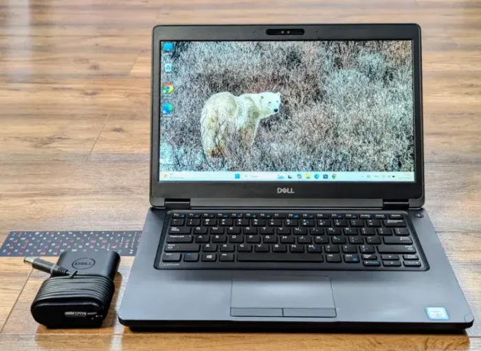 Ультрабук Б-клас Dell Latitude 5490 / 14" (1920x1080) IPS Touch / Intel Core i5-6300U (2 (4) ядра по 2.4 - 3.0 GHz) / 8 GB DDR4 / 256 GB SSD / Intel HD Graphics 520 / WebCam б/в - зображення 2