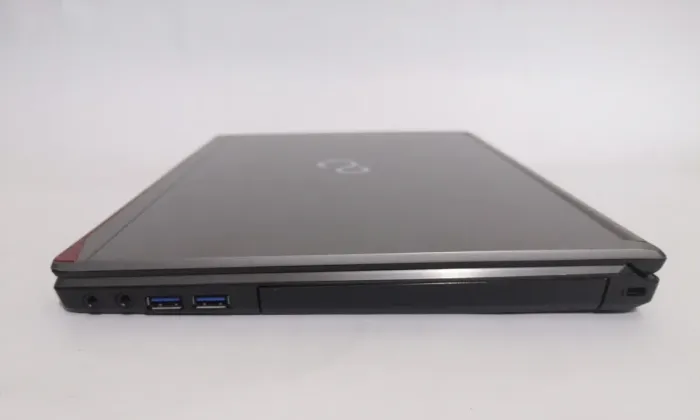 Ноутбук Fujitsu Lifebook E736 / 13.3" TN / Core i5-6300U (2(4) ядра по 2.4-3GHz) / 8GB DDR4 / 500GB HDD / HD Graphics 520 / WebCam б/в - зображення 8