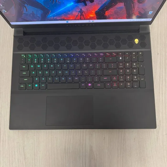 Ігровий ноутбук Dell Alienware m18 R1 / 18" (2560x1600) IPS / Intel Core i9-13900HX (24 (32) ядра по 2,2 - 5,4 ГГц) / 32 ГБ DDR5 / 1000 ГБ SSD NVMe / nVidia GeForce RTX 4080, 12 ГБ GDDR6, 192-біт / WebCam б/в - зображення 7