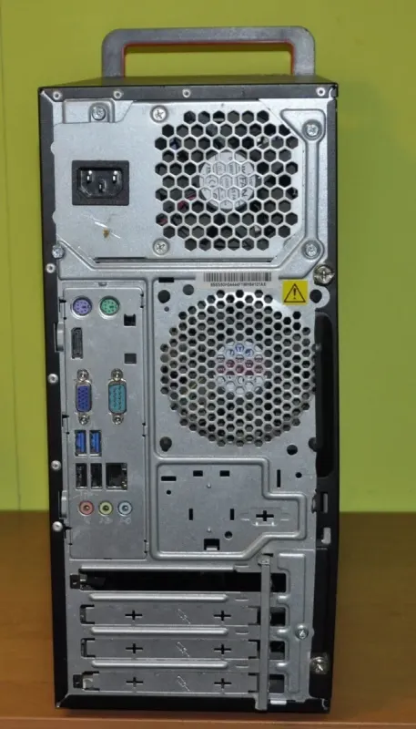 Комп'ютер Lenovo ThinkCentre M700 Tower / Intel Core i7-6700 (4 (8) ядра по 3,4 - 4,0 ГГц) / 12 ГБ DDR4 / 256 ГБ SSD / Intel HD Graphics 530 / DVD-ROM / Windows 11 Pro б/в - зображення 4