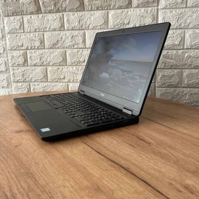 Ноутбук Dell Latitude 5590 / 15.6" (1920x1080) IPS / Intel Core i7-8650U (4 (8) ядра по 1.9 - 4.2 GHz) / 8 GB DDR4 / 256 GB SSD / Intel UHD Graphics 620 / WebCam б/в - зображення 5