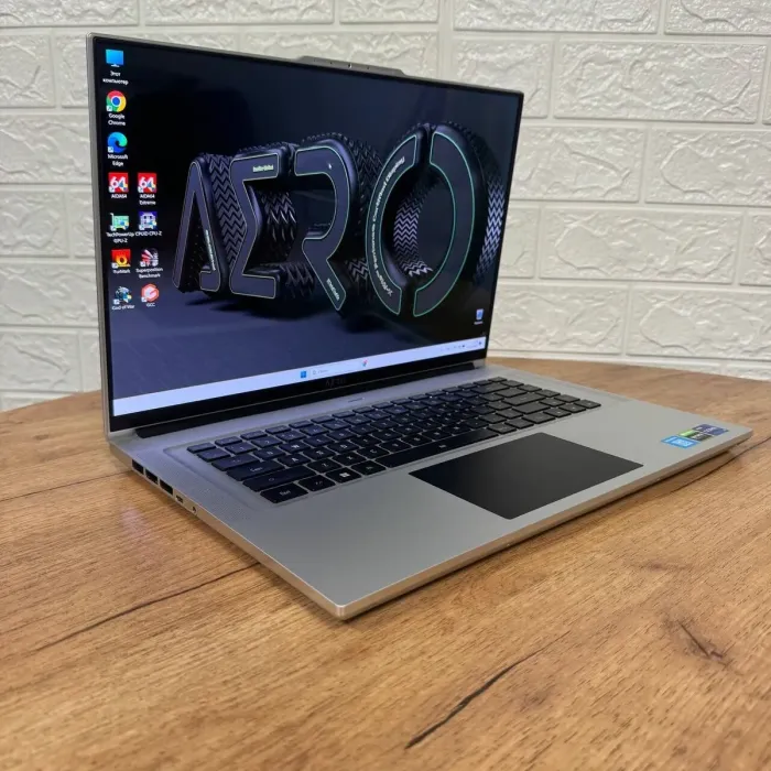 Ігровий ноутбук Gigabyte Aero 16 XE5 / 16" (3840x2400) OLED / Intel Core i7-12700H (14 (20) ядер по 3.5 - 4.7 GHz) / 32 GB DDR5 / 1000 GB SSD / nVidia GeForce RTX 3070 Ti, 8 GB GDDR6, 256-bit / WebCam б/в - зображення 4
