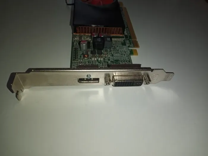 Дискретна відеокарта AMD Radeon R7 250, 2 GB DDR3, 128-bit / 1x DVI, 1x DisplayPort / Для корпусів форм-фактора SFF + Перехідник DVI-VGA б/в - зображення 4