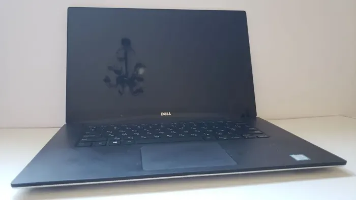 Мобільна робоча станція Dell Precision 5520 / 15.6" (3840x2160) IPS Touch / Intel Xeon E3-1505M v5 (4 (8) ядра по 2.8 - 3.7 GHz) / 32 GB DDR4 / 512 GB SSD / nVidia Quadro M1200, 4 GB GDDR5, 128-bit / WebCam б/в - зображення 2