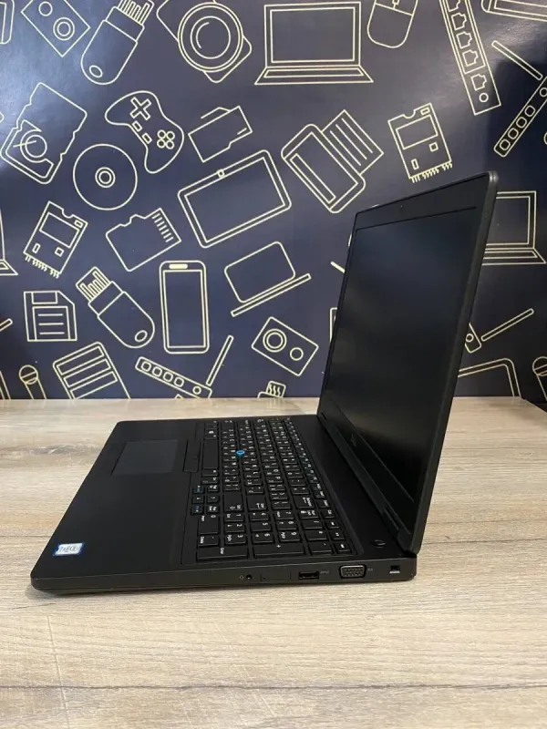 Ультрабук Б-клас Dell Latitude 5590 / 15.6" (1920x1080) TN / Intel Core i5-8350U (4 (8) ядра по 1.7 - 3.6 GHz) / 8 GB DDR4 / 256 GB SSD / Intel UHD Graphics 620 / WebCam / Win 10 б/в - зображення 5