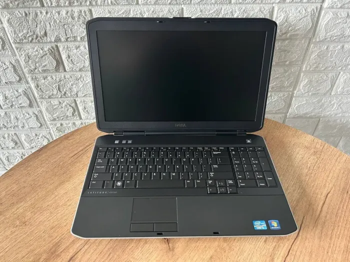 Ноутбук Dell Latitude E5530 / 15.6" (1366x768) TN / Intel Core i5-3210M (2 (4) ядра по 2.5 - 3.1 GHz) / 4 GB DDR3 / 120 GB SSD / Intel HD Graphics 4000 / VGA б/в - зображення 6