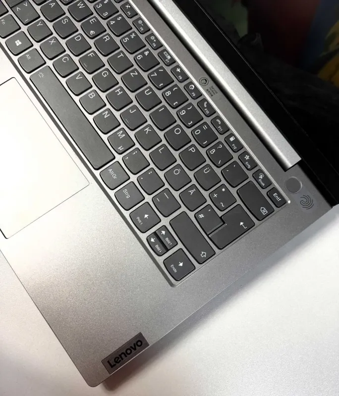 Ноутбук Lenovo ThinkBook 14 G3 / 14" (1920x1080) IPS / AMD Ryzen 5 5500U (6 (12) ядер по 2.1 - 4.0 GHz) / 16 GB DDR4 / 256 GB SSD / AMD Radeon Graphics / WebCam / Windows 10 Pro б/в - зображення 3