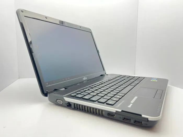 Ноутбук Fujitsu Lifebook AH531 / 15.6" (1366x768) TN / Intel Core i5-2410M (2 (4) ядра по 2.3 - 2.9 GHz) / 4 GB DDR3 / 120 GB SSD / Intel HD Graphics 3000 / WebCam б/в - зображення 3