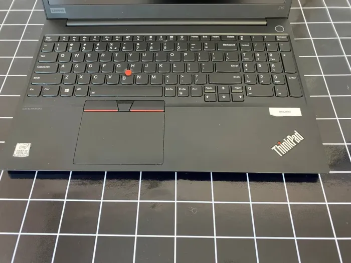 Ноутбук Lenovo ThinkPad E15 / 15.6" (1920x1080) IPS / Intel Core i5-10210U (4 (8) ядра по 1.6 - 4.2 GHz) / 8 GB DDR4 / 256 GB SSD / Intel UHD Graphics / WebCam / USB 3.1 / HDMI б/в - зображення 3