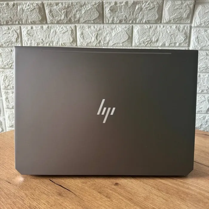 Мобільна робоча станція HP ZBook Studio G5 / 15.6" (1920x1080) IPS / Intel Xeon E-2176M (6 (12) ядер по 2.7 - 4.4 GHz) / 16 GB DDR4 / 512 GB SSD / nVidia Quadro P1000, 4 GB DDR5, 128-bit / WebCam б/в - зображення 3