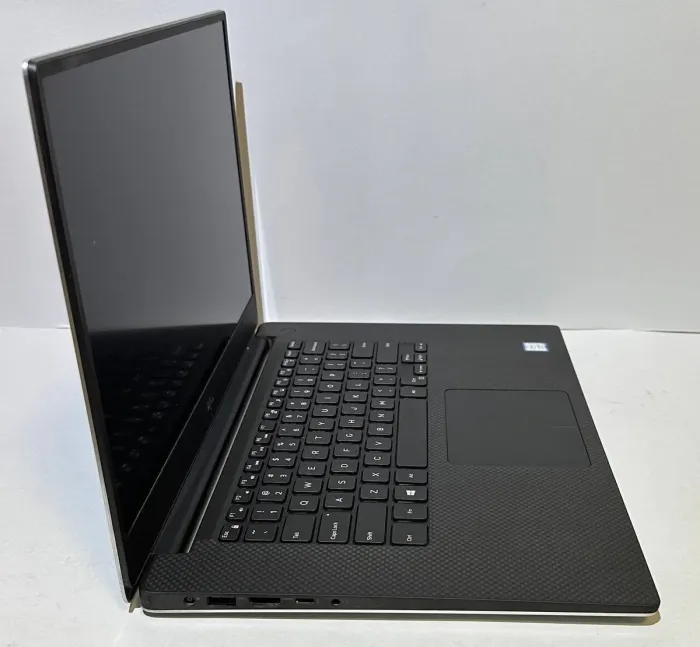 Мобільна робоча станція Dell Precision 5530 / 15,6" (1920x1080) IPS / Intel Core i7-8850H (6 (12) ядра по 2,6 - 4,3 ГГц) / 16 ГБ DDR4 / 256 ГБ SSD / nVidia Quadro P1000, 4 ГБ GDDR5, 128-біт / WebCam б/в - зображення 4