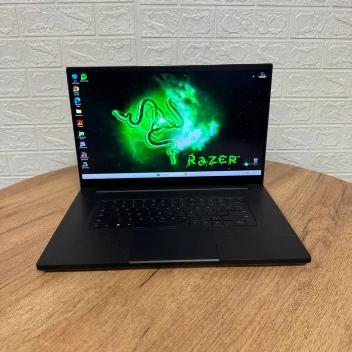 Ігровий ноутбук Razer Blade 17 RZ09-0423 / 17.3" (2560x1440) IPS / Intel Core i7-12800H (14 (20) ядер по 2.4 - 4.8 GHz) / 32 GB DDR5 / 1000 GB SSD / nVidia GeForce RTX 3080 Ti, 16 GB GDDR6, 256-bit / WebCam б/в - зображення 2