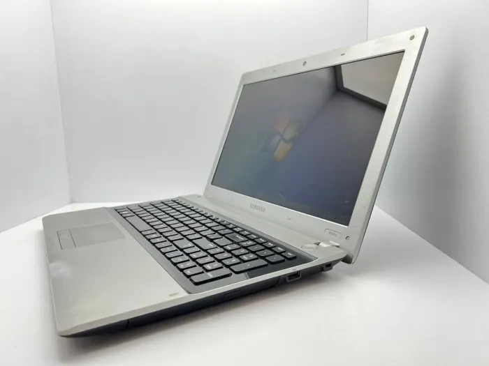Ноутбук Б-клас Samsung RV513 / 15.6" (1366x768) TN / AMD E-450 (2 ядра по 1.65 GHz) / 4 GB DDR3 / 320 GB HDD / AMD Radeon HD6320 / WebCam б/в - зображення 4