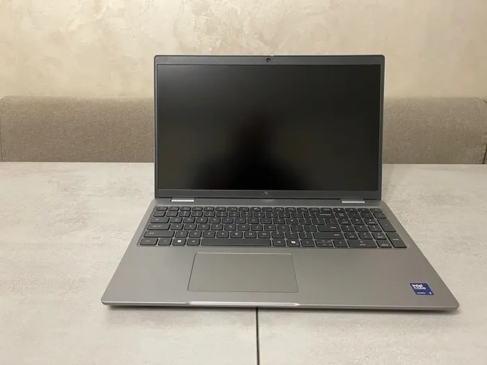 Ультрабук Dell Latitude 5550 / 15.6" (1920x1080) IPS / Intel Core Ultra 5 125U (12 (14) ядер по 1.3 - 4.3 GHz) / 16 GB DDR5 / 256 GB SSD M.2 / Intel Graphics / WebCam б/в - зображення 3