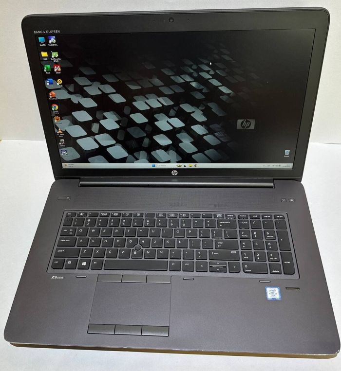 Мобільна робоча станція HP ZBook 17 G4 / 17,3" (1920x1080) IPS / Intel Core i7-7820HQ (4 (8) ядра по 2,9 - 3,9 ГГц) / 64 ГБ DDR4 / 1000 ГБ SSD / nVidia Quadro P5000, 16 ГБ GDDR5, 256-біт / WebCam / Win 11 Pro б/в - зображення 2