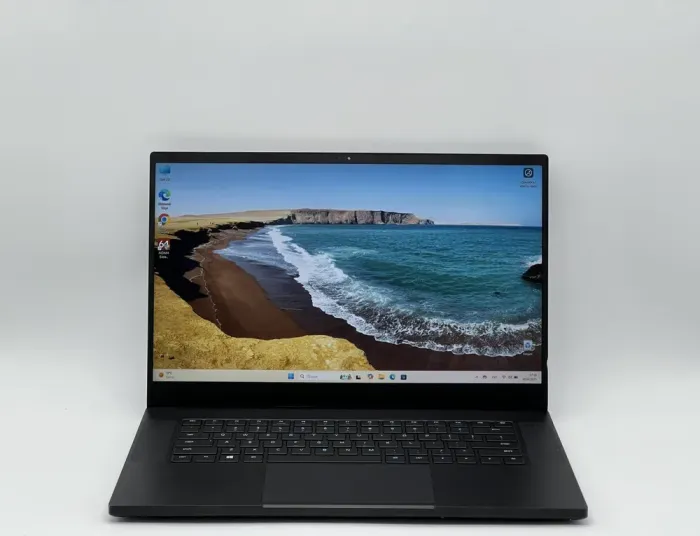 Ігровий ноутбук Razer Blade 15 RZ09-02385E92 / 15.6" (1920x1080) IPS / Intel Core i7-8750H (6 (12) ядер по 2.2 - 4.1 GHz) / 16 GB DDR4 / 480 GB SSD / nVidia GeForce GTX 1060 Max-Q, 6 GB GDDR5, 192-bit / WebCam б/в - зображення 2