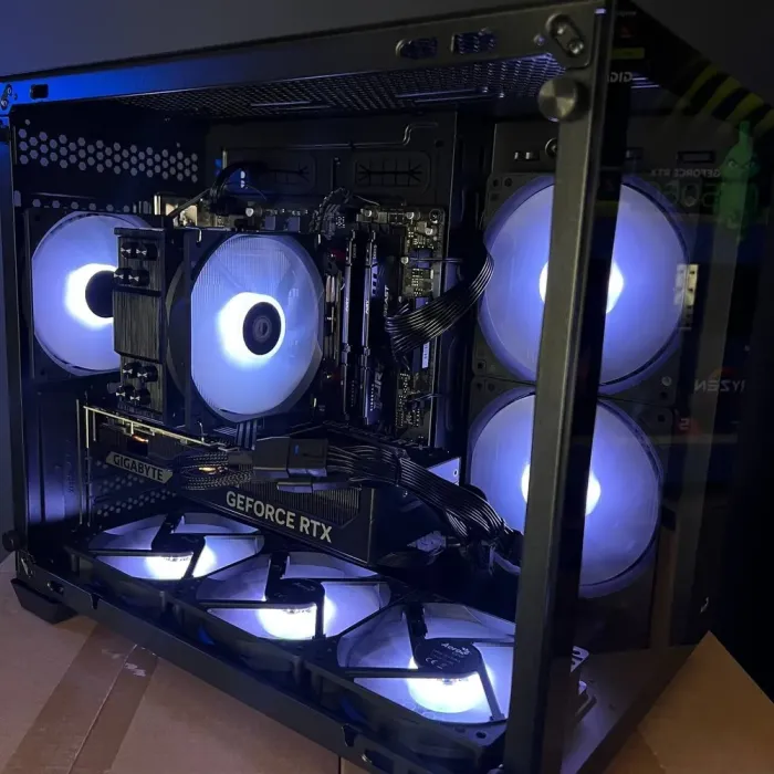 Збірка на замовлення: ігровий ПК AeroCool Dryft Mini Tower / AMD Ryzen 5 7500F (6 (12) ядер по 3,7 - 5,0 ГГц) / 32 ГБ DDR5 / 2000 ГБ SSD M.2 / nVidia GeForce RTX 5070, 12 ГБ GDDR7, 192-bit / 750 Вт - зображення 3