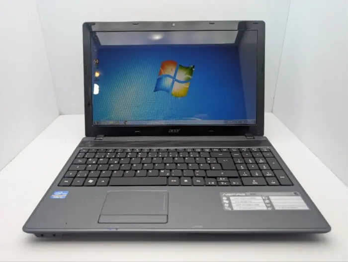 Ноутбук Acer Aspire 5749 / 15.6" (1366x768) TN / Intel Core i3-2350M (2 (4) ядра по 2.3 GHz) / 6 GB DDR3 / 320 GB HDD / Intel HD Graphics 3000 / WebCam / DVD-ROM б/в - изображение 2