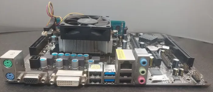 Комплект: Материнська плата ASRock FM2A75M-DGS / AMD A4-4000 (2 ядра по 3.0 - 3.2 GHz) / FM2 / 16 GB DDR3 / AMD Radeon HD 7480D + Кулер б/в - зображення 3