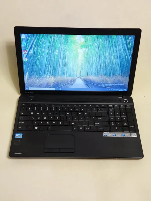 Ноутбук Toshiba Satellite C55 / 15.6" (1366x768) TN / Intel Core i3-3110M (2 (4) ядра по 2.4 GHz) / 8 GB DDR3 / 128 GB SSD / Intel HD Graphics 4000 / WebCam / DVD-ROM б/в - зображення 2