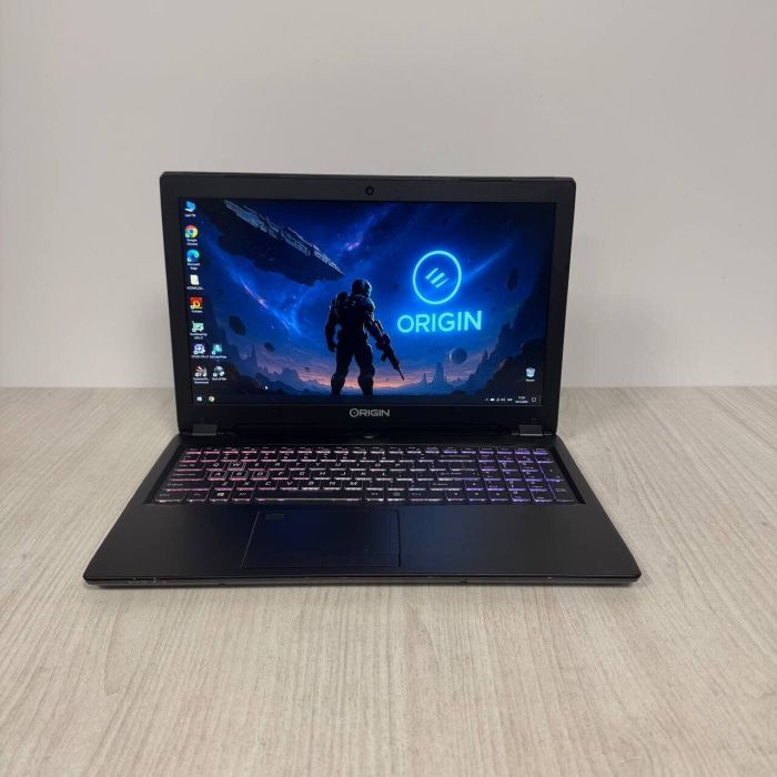 Ігровий ноутбук Б-класу Origin Evo 15-S P950ER-U / 15,6" (1920x1080) IPS / Intel Core i7-8750H (6 (12) ядер по 2,2 - 4,1 ГГц) / 16 ГБ DDR4 / 128 ГБ SSD + 500 ГБ HDD / nVidia GeForce GTX 1070 Max-Q, 8 ГБ GDDR5, 256-біт б/в - зображення 2