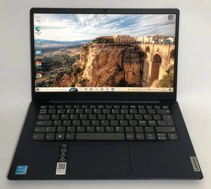 Ультрабук Lenovo IdeaPad 3 14ITL6 / 14" (1920x1080) IPS / Intel Pentium Gold 7505 (2 (4) ядра по 2.0 - 3.5 GHz) / 8 GB DDR4 / 256 GB SSD / Intel UHD Graphics / WebCam / Win 10 Home б/в - зображення 2