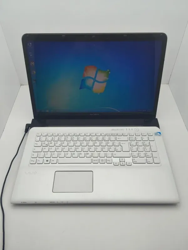 Ноутбук Sony VPC173 / 17.3" (1600x900) TN / Intel Core i3-2330M (2 (4) ядра по 2.2 GHz) / 6 GB DDR3 / 320 GB HDD / Intel HD Graphics 3000 / WebCam б/в - зображення 7