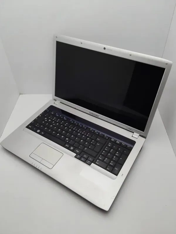 Ноутбук Samsung R730 / 17.3" (1600x900) TN / Intel Core i5-520M (2 (4) ядра по 2.4 - 2.93 GHz) / 6 GB DDR3 / 320 GB HDD / Intel HD Graphics / WebCam б/в - зображення 4
