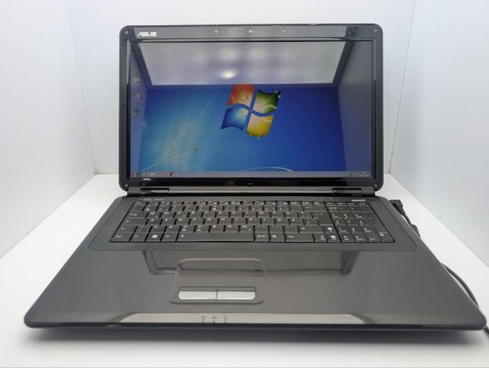 Ноутбук Asus X70I / 17.3" (1600x900) TN / Intel Pentium T4300 (2 ядра по 2.1 GHz) / 4 GB DDR2 / 500 GB HDD / nVidia GeForce GT 220M, 1 GB GDDR2, 128-bit / WebCam / DVD-ROM б/в - зображення 2