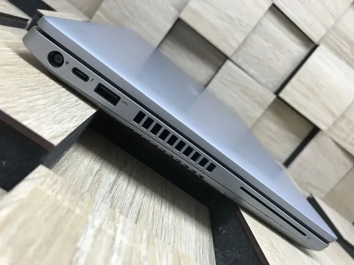 Ультрабук Б-клас Dell Latitude 5411 / 14" (1920x1080) IPS / Intel Core i7-10850H (6 (12) ядра по 2.7 - 5.1 GHz) / 8 GB DDR4 / 240 GB SSD M.2 / Intel UHD Graphics / WebCam / Windows 10 б/в - зображення 5