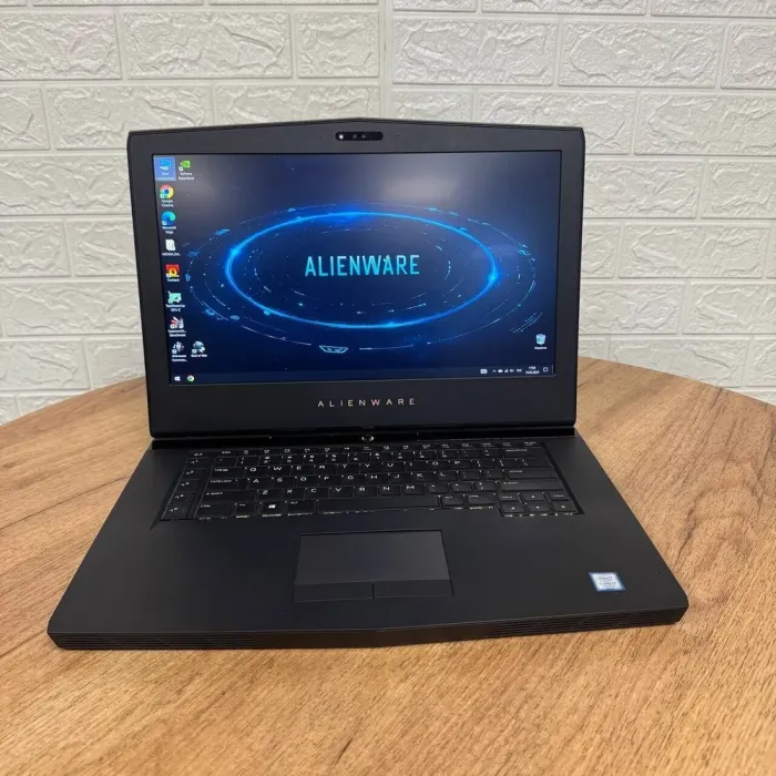 Ігровий ноутбук Б-клас Dell Alienware 15 R3 / 15.6" (1920x1080) IPS / Intel Core i7-7700HQ (4 (8) ядра по 2.8 - 3.8 GHz) / 16 GB DDR4 / 128 GB SSD NVMe + 1000 GB HDD / nVidia GeForce GTX 1070, 8 GB GDDR5, 256-bit / WebCam б/в - зображення 2