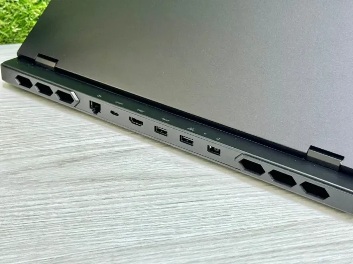 Ігровий ноутбук Lenovo Legion Pro 7 16IRX9H / 16.1" (2560x1600) IPS / Intel Core i9-14900HX (24 (32) ядра по 1.6 - 5.8 GHz) / 16 GB DDR5 / 1000 GB SSD M.2 / nVidia GeForce RTX 4080, 12 GB GDDR6X, 192-bit / WebCam / Win 11 Pro б/в - зображення 7