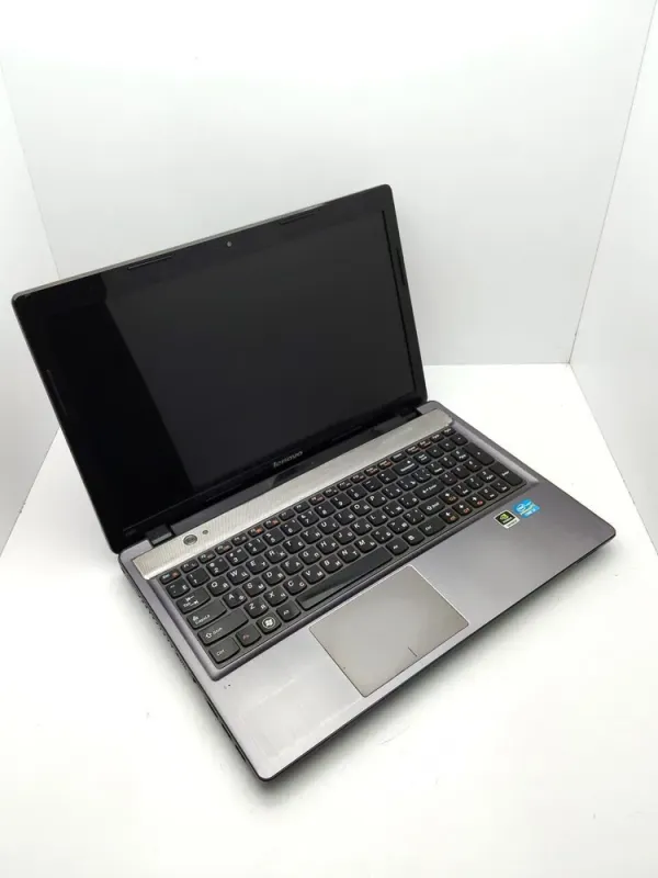 Ноутбук Lenovo Z580 / 15" (1366x768) TN / Intel Core i3-3110M (2 (4) ядра по 2.4 GHz) / 6 GB DDR3 / 640 GB HDD / nVidia GeForce GT 630, 1 GB DDR3, 128-bit / WebCam б/в - зображення 3