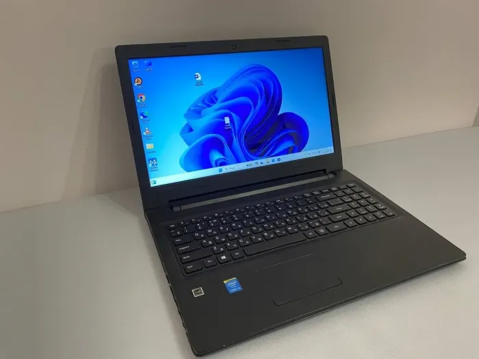 Ноутбук Б-клас Lenovo IdeaPad 100-15IBD 80QQ / 15.6" (1366x768) TN / Intel Core i3-5005U (2 (4) ядра по 2.0 GHz) / 4 GB DDR3 / 240 GB SSD / Intel HD Graphics 5500 / WebCam б/в - зображення 2