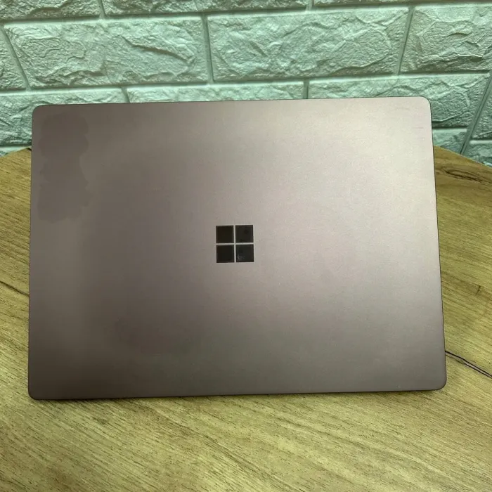 Ультрабук Б-клас Microsoft Surface Laptop 2 Red / 13.5" (2256x1504) IPS Touch / Intel Core i5-8250U (4 (8) ядра по 1.6 - 3.4 GHz) / 8 GB DDR4 / 256 GB SSD / Intel UHD Graphics 620 / WebCam б/в - зображення 3
