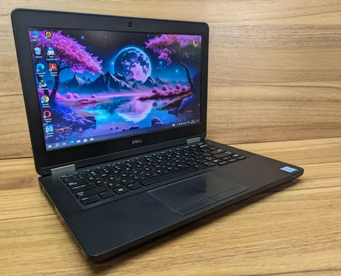 Нетбук Dell Latitude E5270 / 12.5" (1366x768) TN / Intel Core i5-6300U (2 (4) ядра по 2.4 - 3.0 GHz) / 8 GB DDR4 / 240 GB SSD / Intel HD Graphics 520 / WebCam / Windows 10 б/в - зображення 4
