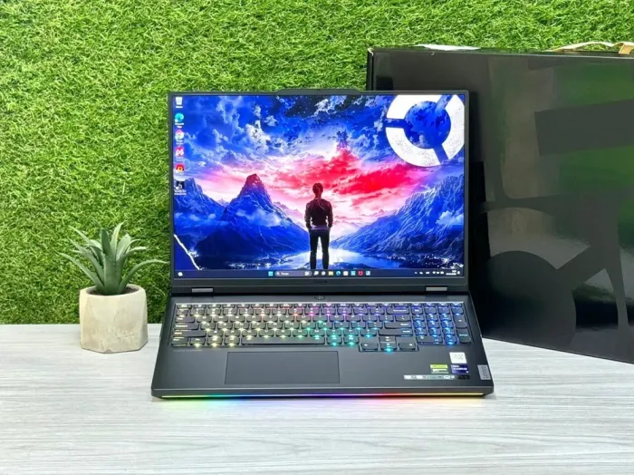 Ігровий ноутбук Lenovo Legion Pro 7 16IRX9H / 16.1" (2560x1600) IPS / Intel Core i9-14900HX (24 (32) ядра по 1.6 - 5.8 GHz) / 16 GB DDR5 / 1000 GB SSD M.2 / nVidia GeForce RTX 4080, 12 GB GDDR6X, 192-bit / WebCam / Win 11 Pro б/в - зображення 2