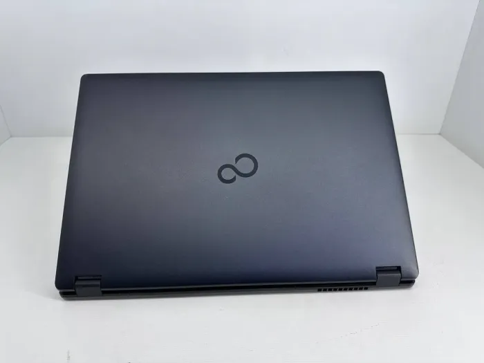 Ноутбук Fujitsu LifeBook E5511 / 15.6" (1920x1080) IPS / Intel Core i5-1135G7 (4 (8) ядра по 2.4 - 4.2 GHz) / 8 GB DDR4 / 256 GB SSD / Intel Iris Xe Graphics / WebCam б/в - зображення 3