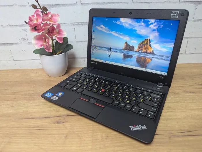 Нетбук Б-клас Lenovo ThinkPad X121e / 11.6" (1366x768) TN / Intel Core i3-2367M (2 (4) ядра по 1.4 GHz) / 8 GB DDR3 / 128 GB SSD / Intel HD Graphics 3000 / WebCam б/в - зображення 4