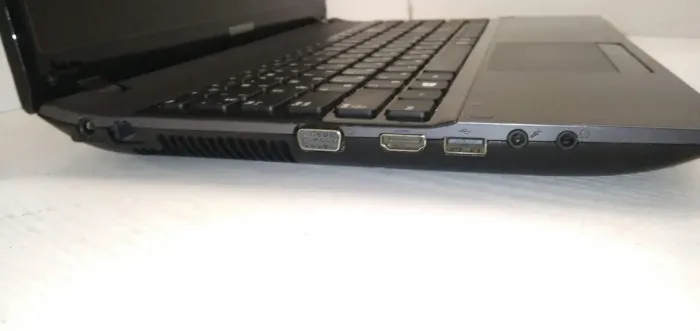 Ноутбук Б-клас Samsung NP300E5C / 15.6" (1366x768) TN / Intel Celeron B820 (2 ядра по 1.7 GHz) / 4 GB DDR3 / 500 GB HDD / nVidia GeForce GT 620M, 1 GB DDR3, 64-bit / WebCam / АКБ не тримає б/в - зображення 5