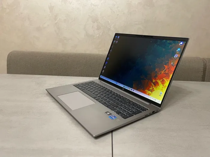 Мобільна робоча станція класу B HP ZBook Firefly 16 G9 / 16" (1920x1200) IPS / Intel Core i7-1260P (12 (16) ядер по 3,4 - 4,7 ГГц) / 32 ГБ DDR5 / 512 ГБ SSD M.2 / Intel Iris Xe Graphics / Веб-камера / Сканер відбитків пальців б/в - зображення 6