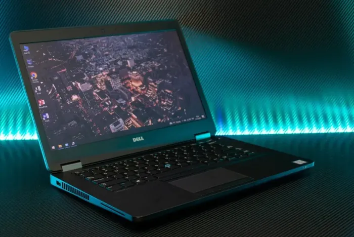 Ноутбук Б-клас Dell Latitude 3570 / 15.6" TN / Core i5-6200U (2(4) ядра по 2.3-2.8GHz) / 4GB DDR3 / 500GB HDD /HD Graphics 520 / WebCam / HDMI б/в - зображення 3