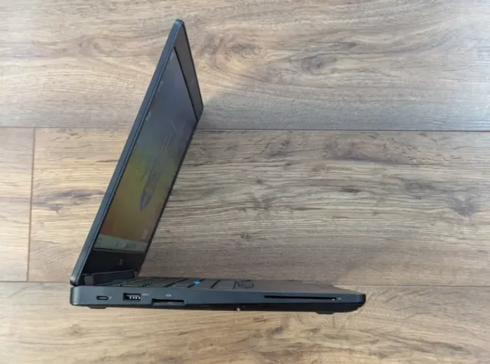 Ноутбук Dell Latitude 5491 / 14" (1920x1080) TN / Intel Core i7-8850H (6 (12) ядер по 2.6 - 4.3 GHz) / 16 GB DDR4 / 512 GB SSD / nVidia GeForce MX130, 2 GB GDDR5, 64-bit / WebCam б/в - зображення 4