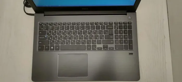 Ноутбук Б-клас Dell Vostro 5568 / 15.6" (1920x1080) TN / Intel Core i5-7200U (2 (4) ядра по 2.5 - 3.1 GHz) / 16 GB DDR4 / 256 GB SSD / HD Graphics 620 / WebCam б/в - зображення 4