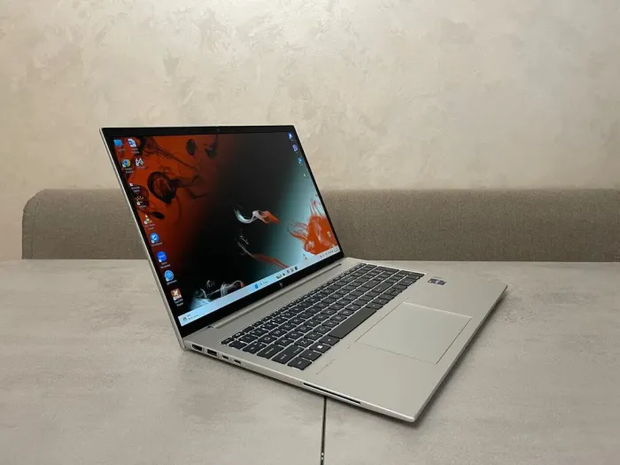 Ультрабук HP EliteBook 860 G10 / 16" (1920x1200) IPS / Intel Core i7-1365U (10 (12) ядер по 1.8 - 5.2 GHz) / 32 GB DDR5 / 512 GB SSD M.2 / Intel Iris Xe Graphics / WebCam б/в - зображення 5