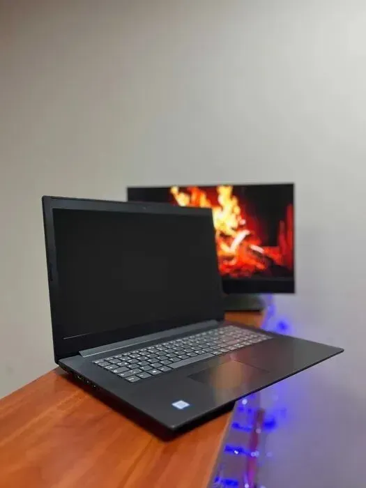 Ноутбук Lenovo V340-17IWL / 17.3" (1920x1080) IPS / Intel Core i5-8265U (4 (8) ядра по 1.6 - 3.9 GHz) / 8 GB DDR4 / 256 GB SSD M.2 / Intel UHD Graphics / WebCam / Windows 10 б/в - зображення 4