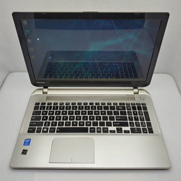 Ноутбук Б-клас Toshiba Satellite S55-B5258 / 15.6" TN / Core i7-4710HQ (4(8) ядра по 2.5-3.5GHz) / 8GB DDR3 / 240GB SSD / HD Graphics 4600 / WebCam / Win 10 Home б/в - зображення 2