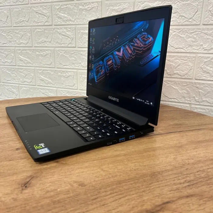 Ігровий ультрабук Б-клас Gigabyte Aero 14 / 14" (2560x1440) IPS / Intel Core i7-7700HQ (4 (8) ядра по 2.8 - 3.8 GHz) / 16 GB DDR4 / 512 GB SSD / nVidia GeForce GTX 1060, 6 GB GDDR5, 192-bit / WebCam б/в - зображення 5