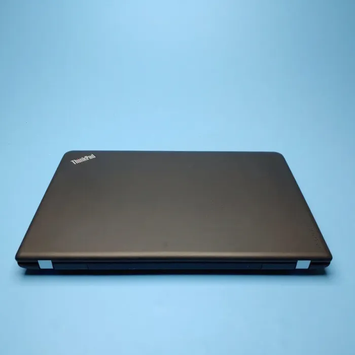 Ноутбук Lenovo ThinkPad E565 / 15.6" (1366x768) TN / AMD A6-8500P (2 ядра по 1.6 - 3.0 GHz) / 8 GB DDR3 / 240 GB SSD / AMD Radeon R5 Graphics / WebCam / DVD-ROM / Win 10 Pro б/в - зображення 3