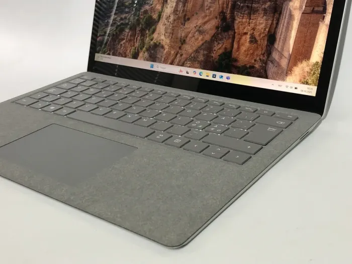 Ультрабук Microsoft Surface Laptop 2 1769 / 13.5" (2256x1504) IPS Touch / Intel Core i5-8350U (4 (8) ядра по 1.7 - 3.6 GHz) / 8 GB DDR4 / 128 GB SSD NVMe / Intel UHD Graphics 620 / WebCam / Win 11 Pro б/в - зображення 9